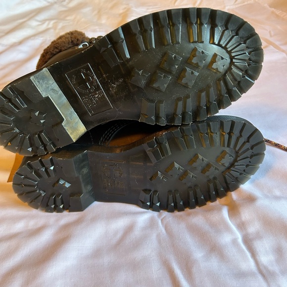 Doc Martens Serena 1460 Wyoming faux fur lined cuff boot. Women’s size 5 - Picture 9 of 9